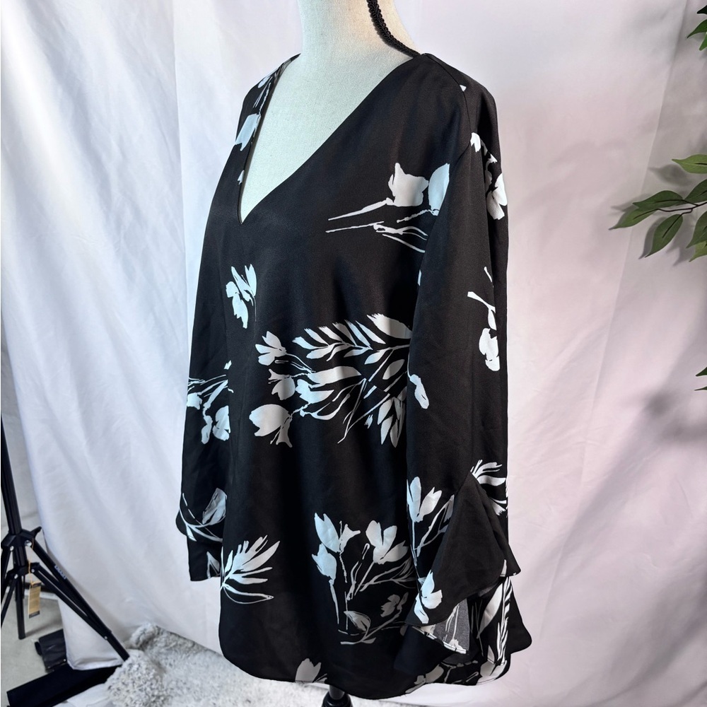Vince Camuto Black and White Floral Blouse 🖤🖤 - Picture 8 of 16